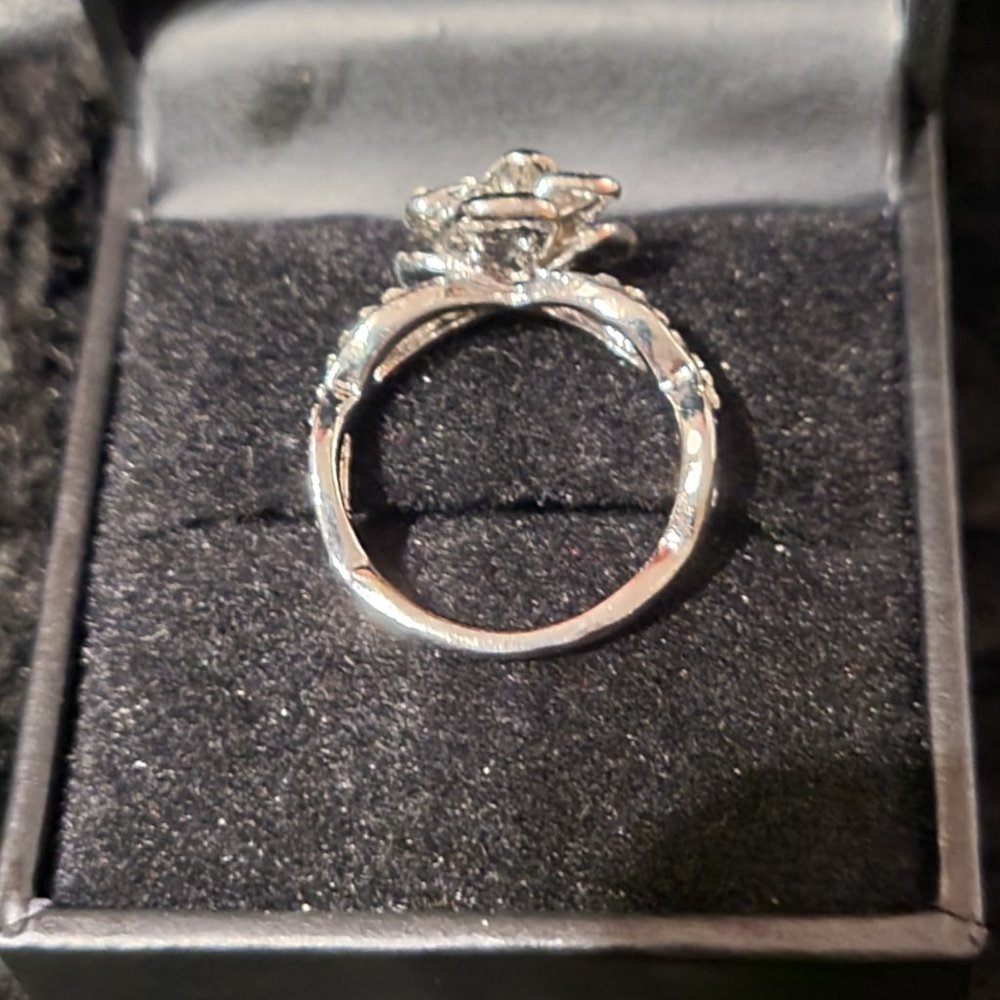 Sparkling Flower Ring - Picture 6 of 9